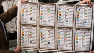 Una boleta electoral con los logotipos de todos los partidos políticos con registro nacional en México