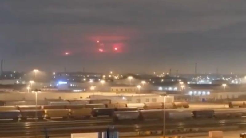 VIDEO: Luces rojas alineadas en el cielo inquietan a pobladores de SLP, que especulan sobre OVNIs