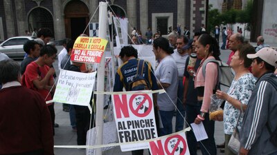 Un grupo de simpatizantes de AMLO durante una manifestación de 2006