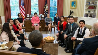 Un grupo de jóvenes inmigrantes conversa con Barack Obama sobre la necesidad de tener certidumbre legal en EU