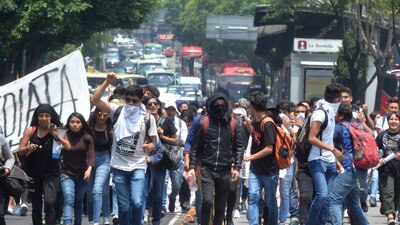 Durante una marcha pacífica del CCH, porros llegaron a agredir a los jóvenes