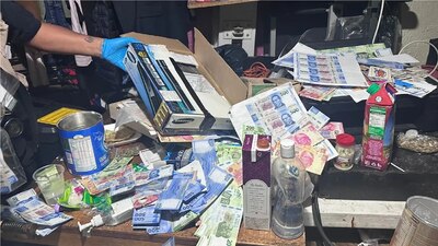 En el lugar se encontraron una impresora y presuntos envoltorios de mariguana