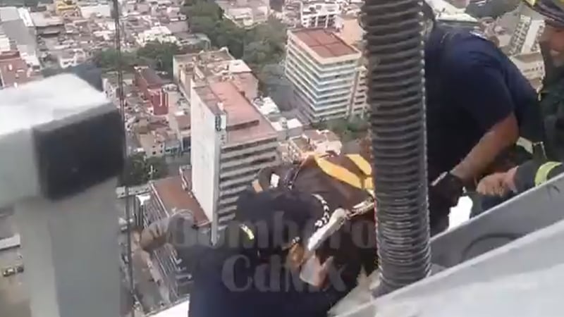 Rescatan a trabajador atrapado en andamio a más de 100 metros en el Hotel St. Regis de Reforma