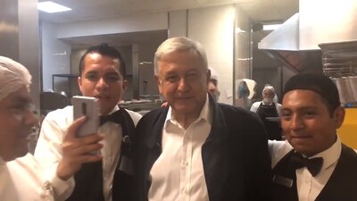 AMLO aprovechó su domingo para degustar comida mexicana y de paso tomarse selfies