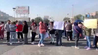 Debido a que fueron bloqueados cuatro carriles de la autopista, cientos de vehículos quedaron varados