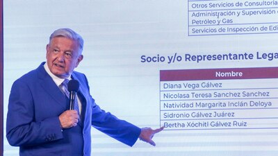 En una de sus conferencias mostró contratos de la empresa de la senadora