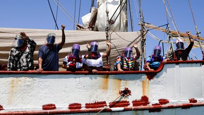 Una de la delegación iba a volar a Europa, pero encontró problemas para obtener pasaportes