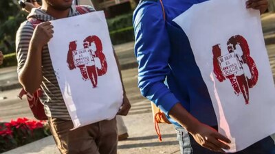 Como cada día 26 de mes, familiares de los estudiantes participan en la llamada Acción Global