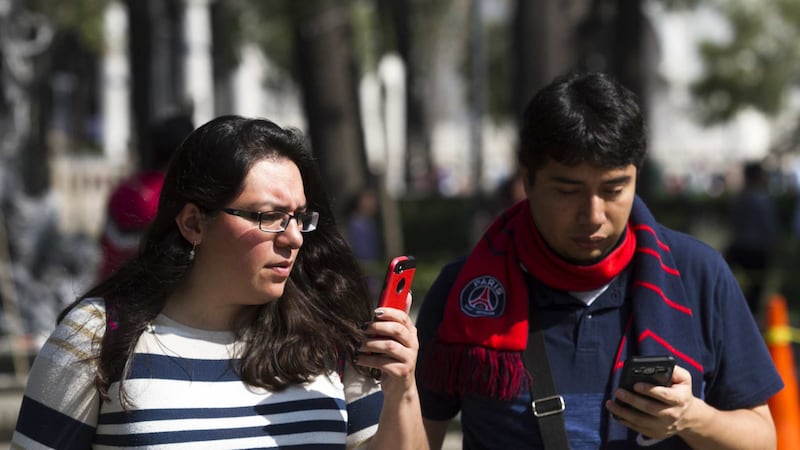 Esta es la ciudad donde te multan por caminar mientras ves el celular