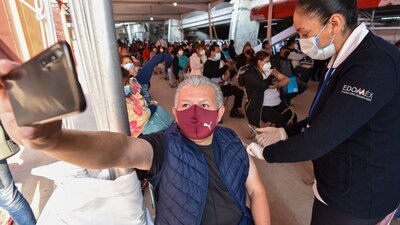 México sigue vacunando a personas mayores de 50 años