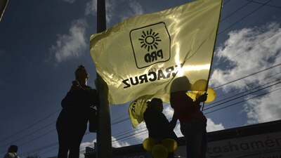 Militantes del PRD protestas por el gasolinazo en las calles de Xalapa, Veracruz