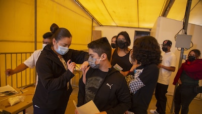 Samuel García explicó que las vacunas transfronterizas son una donación de las autoridades de Texas.