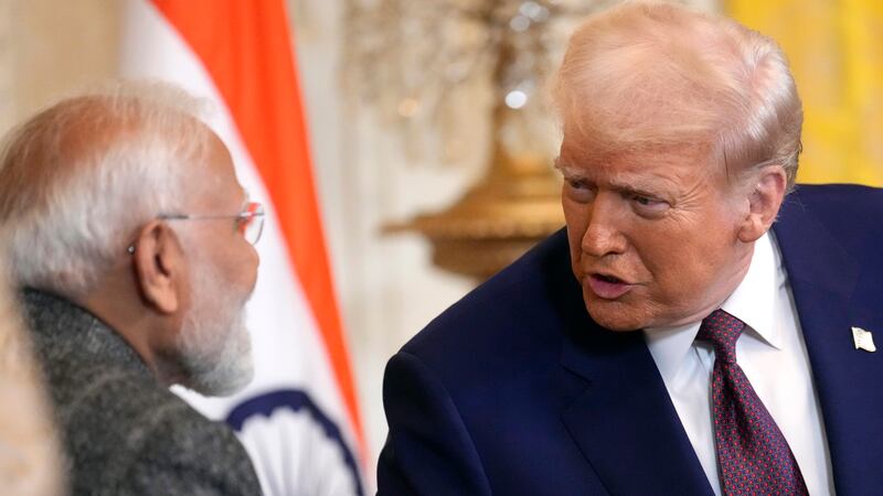 Trump impone un arancel adicional del 25% a India por comprar petróleo ruso
