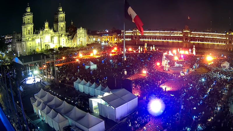 Así luce el Zócalo de la CDMX en el marco del Día de Muertos