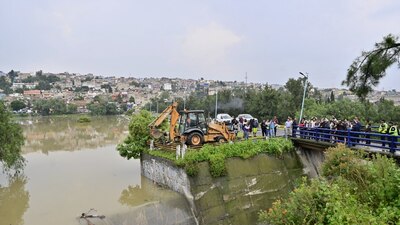 Está en 60% de su capacidad, pero presenta un tapón de basura que está siendo atendido