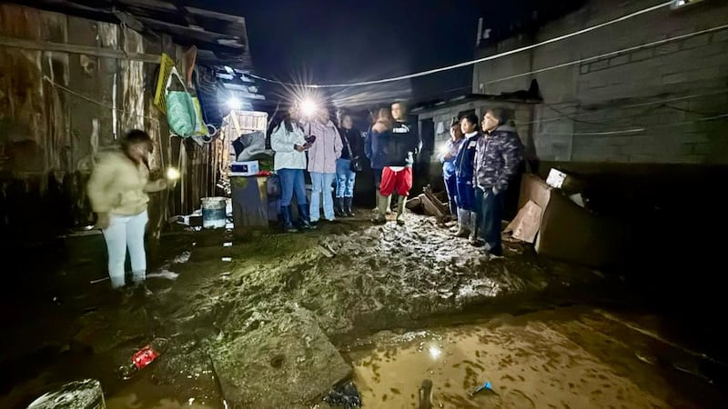 Se desborda el río Mazacalco, en Santiago Tianguistenco, Edomex; hay cerca de 200 damnificados