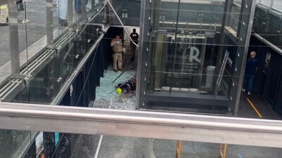 En videos y fotos difundidos en redes, se observa al hombre, quien viste uniforme de trabajo, tirado en el piso