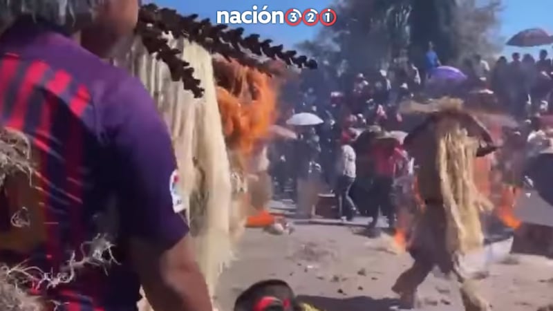 VIDEO: Carnaval de Alfajayucan arranca con tragedia; ‘torito’ de pirotecnia incendia a dos personas