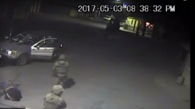 En un video se observa el momento en que militares disparan contra un hombre aparentemente herido y desarmado