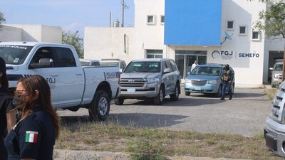 Camionetas blindadas escoltaron las carrozas que trasladaban a Woodard y Brown, para trasladados a EU