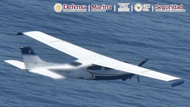 Autoridades obligan el aterrizaje de avioneta clandestina que transportaba droga