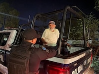 Abuelito gasta todo su dinero de la pensión con mujeres en un bar, después huye porque no le alcanzó