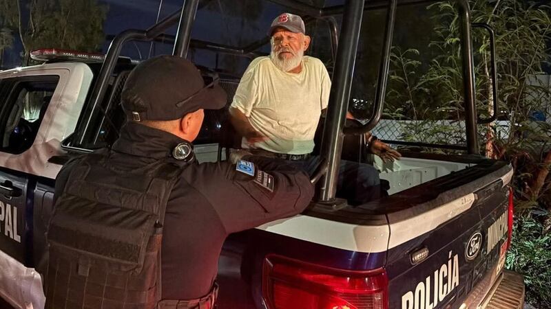 Abuelito gasta todo su dinero de la pensión con mujeres en un bar, después huye porque no le alcanzó