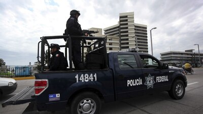 Elementos de la Policía Federal durante un recorrido de seguridad en Boca del Río