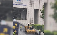 Se abre socavón en acceso a la Terminal 2 del AICM y cae maquinaria pesada dentro