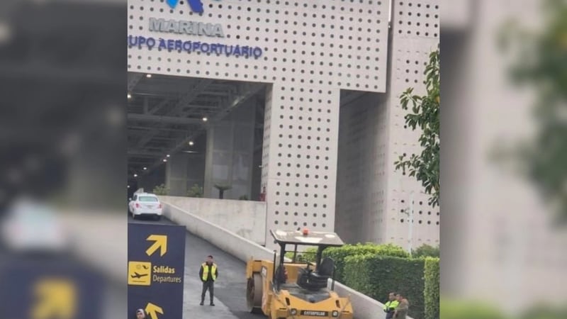 Se abre socavón en acceso a la Terminal 2 del AICM y cae maquinaria pesada dentro