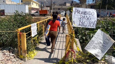 Para cruzar el canal de aguas negras La Compañía