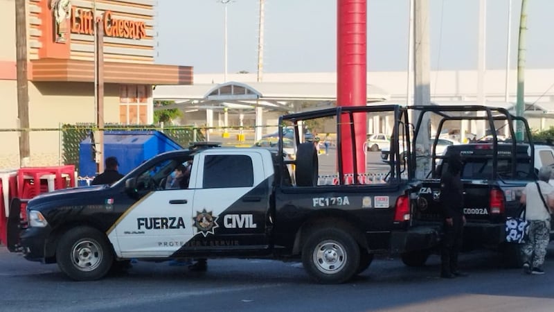 Matan a hombre en estacionamiento de plaza comercial de Nuevo León