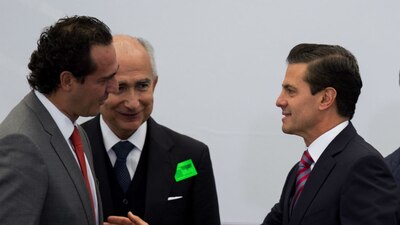 Alberto Elías Beltrán (izquierda), encargado del despacho de la PGR, junto a Enrique Peña Nieto
