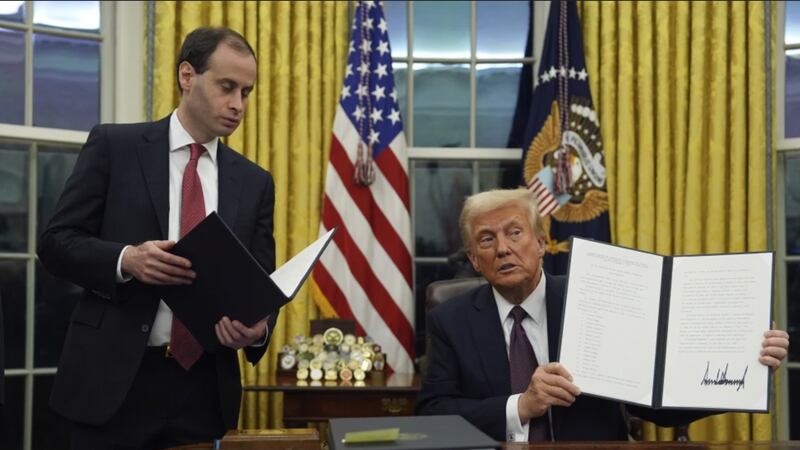 Trump firma decreto que impone aranceles del 25% a México; fija el 1 de febrero la entrada en vigor