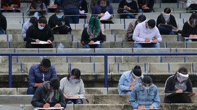 Los aspirantes tuvieron que ingresar con careta, cubrebocas y se les tomó la temperatura