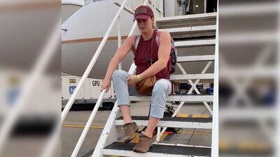 Personal de aeropuerto se acercó a asistirla hasta que ya había terminado