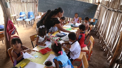 Una escuela en la comunidad Nahua de Xayakalan, en Michoacán, tiene una escuela de 4 salones hecha de ramas