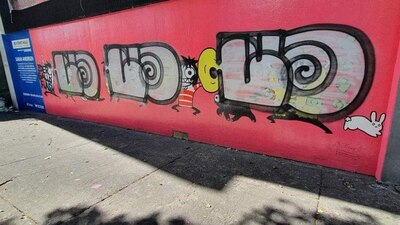 La obra de la artista Sarah Andersen fue tapada por otro grafiti