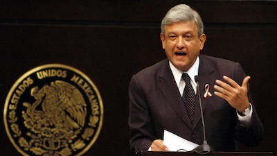 AMLO durante su discurso de desafuero en la Cámara de Diputados, en abril de 2005