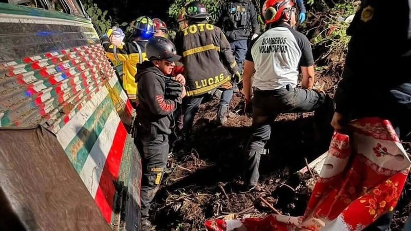 Autobús cae a barranco de 100 metros en Guatemala; decretan luto nacional por 15 víctimas