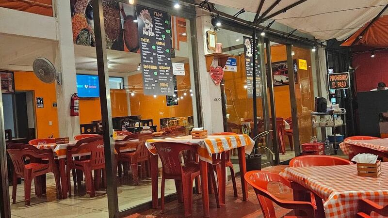 Taqueros desarman y matan a asaltante; policías los arrestan en Cancún