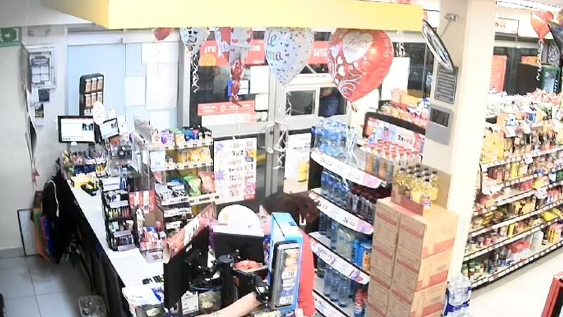 Asaltante de Oxxo termina abatido; su compañero lo abandona para no ser detenido