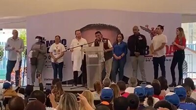 En pleno evento de Taboada, empleados de CDMX se quitaron el chaleco guinda