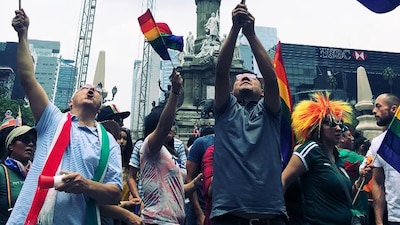 La marcha del orgullo gay se encontró con futboleros