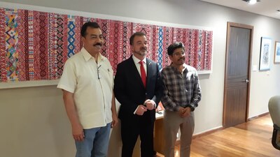 Alfred Bosch (centro) se reunió con funcionarios del Instituto Nacional de los Pueblos Indígenas