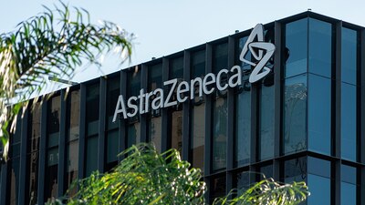 Por supuestos efectos secundarios tras la aplicación de su vacuna contra COVID-19