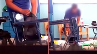 VIDEO: Maestro es captado robando pertenencias y dinero dentro de las mochilas de sus alumnos