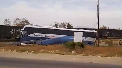 El autobús quedó de frente a las vías del tren