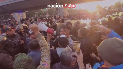 La policía cercó el paso de trabajadores del Poder Judicial, que se manifiestan desde las primeras horas de la mañana