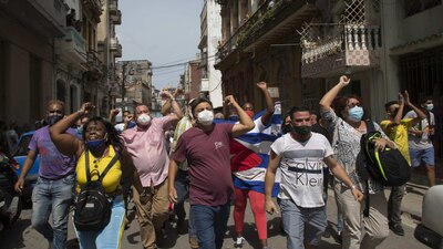 Simpatizantes del gobierno gritan consignas mientras antigubernamentales marchan en La Habana, Cuba
